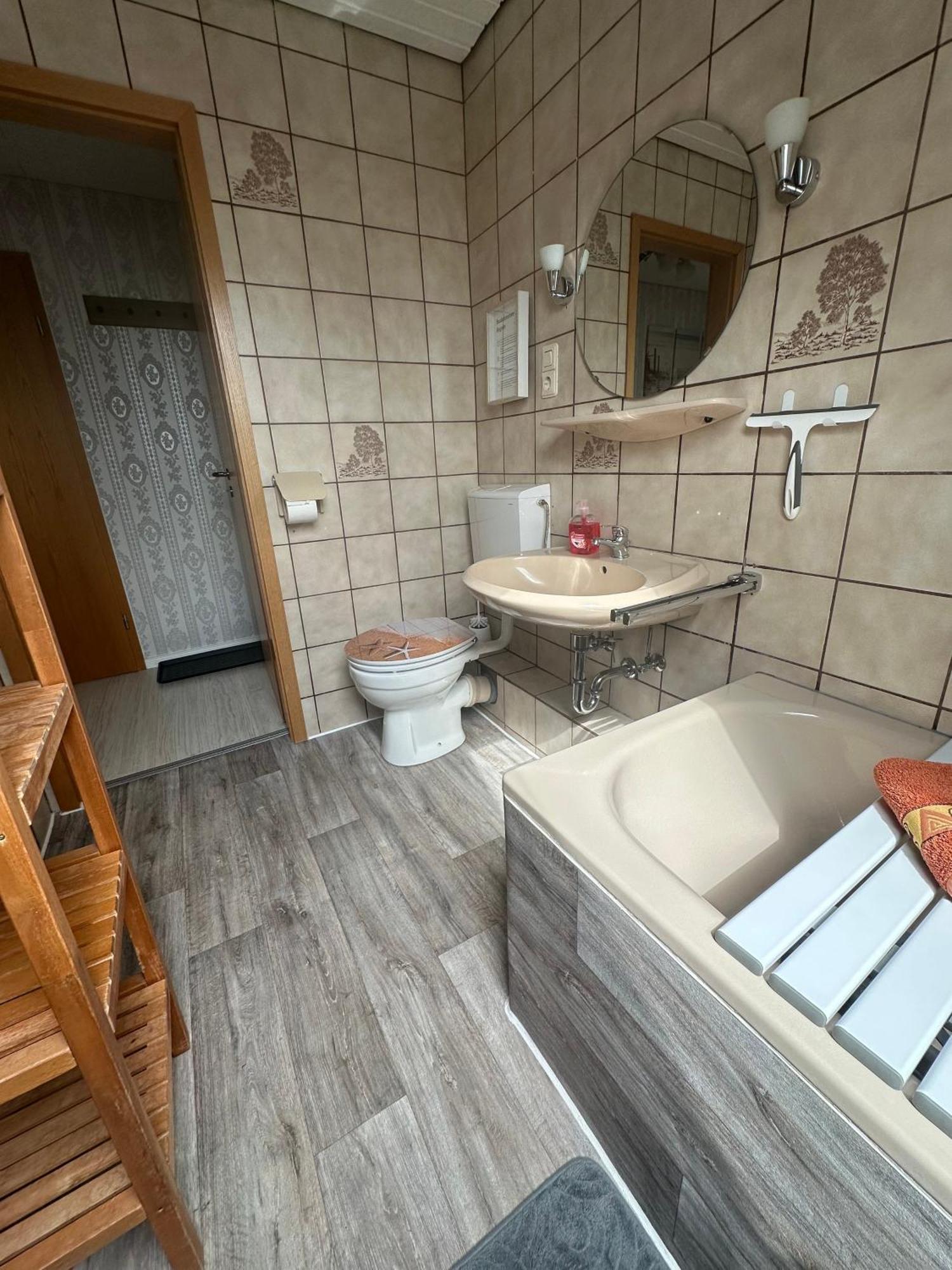 Rosenhaus Esens - Wohnung Backbord 외부 사진